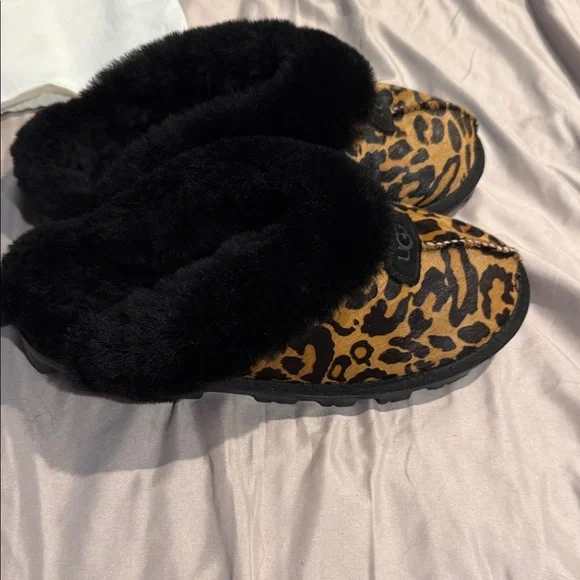 UGG Animal Print Slippers with Plush Black Lining with dust bag - Picture 4 of 6